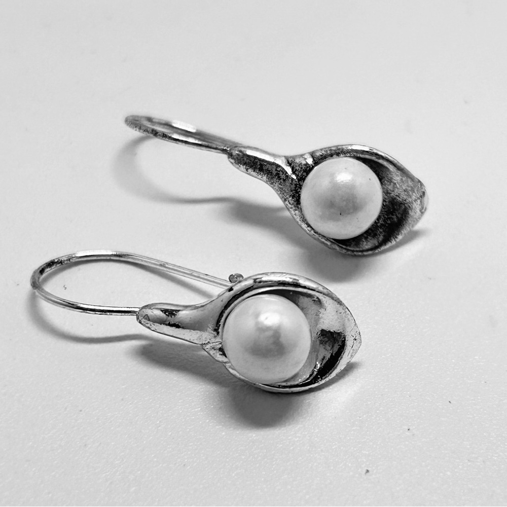 Avon Vintage 80’s Silver Plate Pearl Dangly Lily Earrings, Wires - Picture 2 of 5